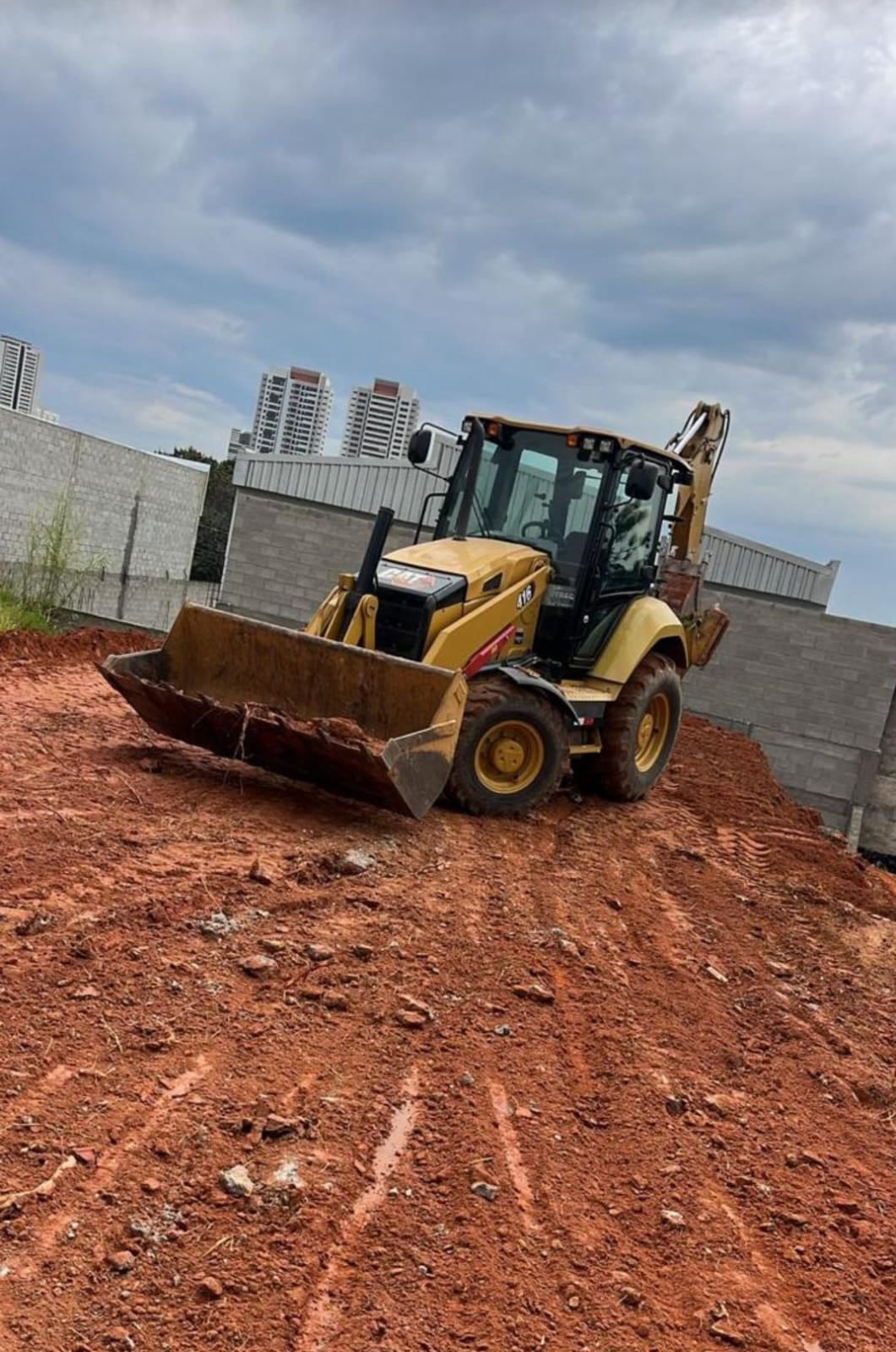 Remomix - Retroescavadeiras equipe especializada terraplenagem Ítu